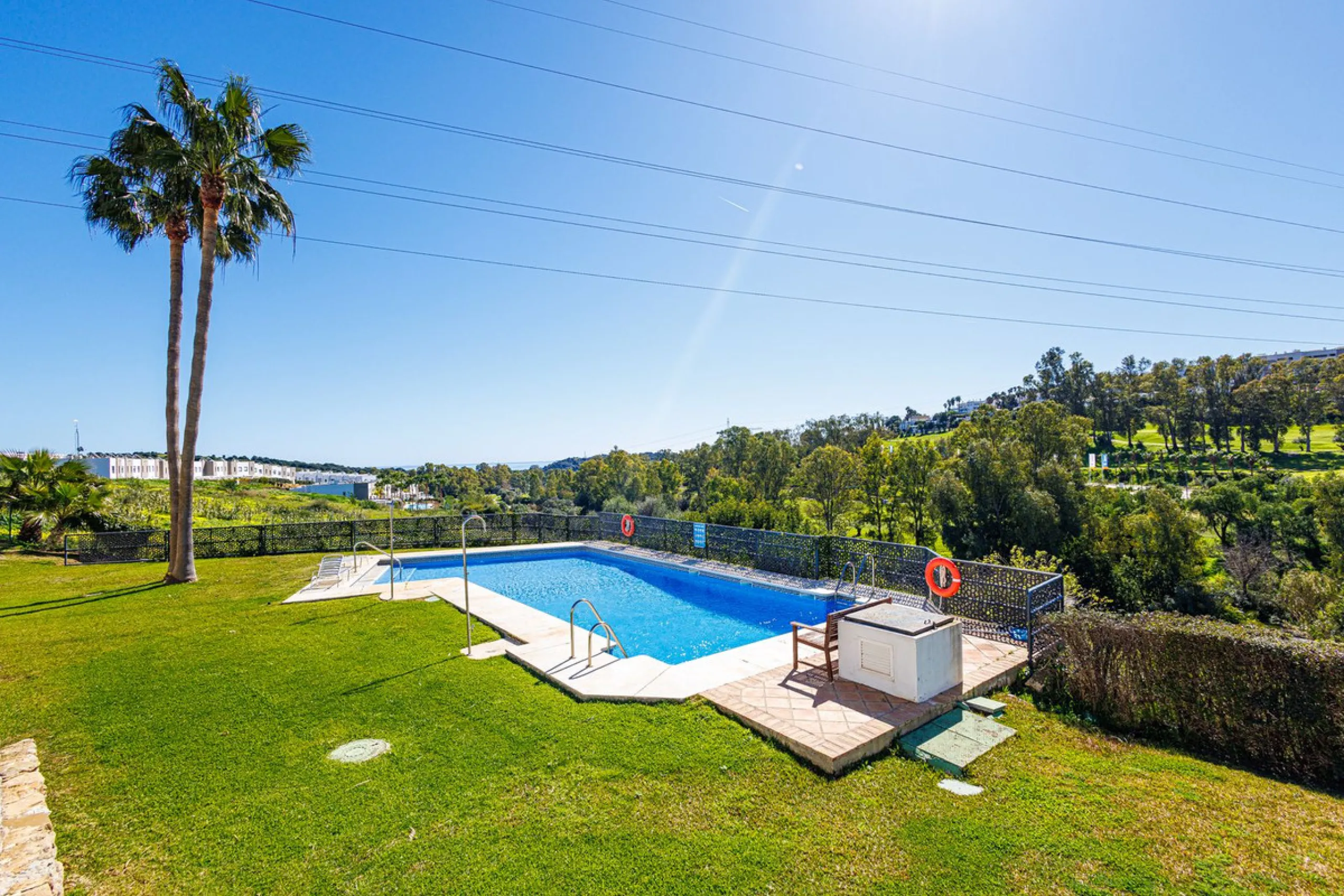 This beautiful and spacious corner townhouse in Estepona located in the heart of the Estepona Golf course offers panoramic views of the Mediterranean Sea and the mountains of the Sierra de Bermeja. The project near Estepona golf is just 5 minutes drive fr