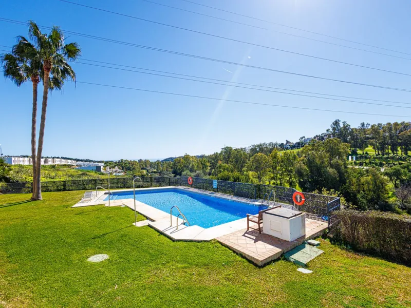 This beautiful and spacious corner townhouse in Estepona located in the heart of the Estepona Golf course offers panoramic views of the Mediterranean Sea and the mountains of the Sierra de Bermeja. The project near Estepona golf is just 5 minutes drive fr