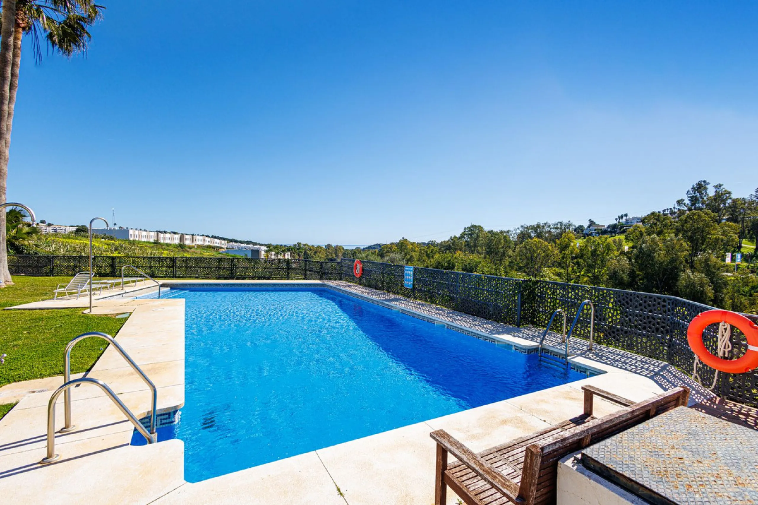This beautiful and spacious corner townhouse in Estepona located in the heart of the Estepona Golf course offers panoramic views of the Mediterranean Sea and the mountains of the Sierra de Bermeja. The project near Estepona golf is just 5 minutes drive fr