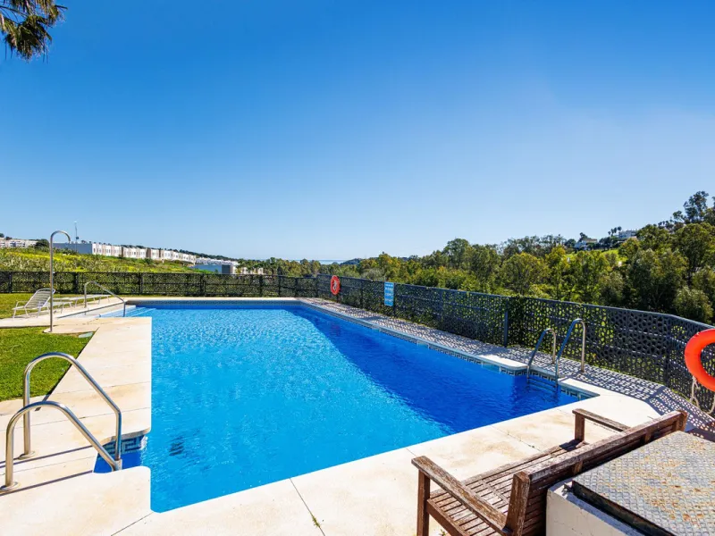 This beautiful and spacious corner townhouse in Estepona located in the heart of the Estepona Golf course offers panoramic views of the Mediterranean Sea and the mountains of the Sierra de Bermeja. The project near Estepona golf is just 5 minutes drive fr