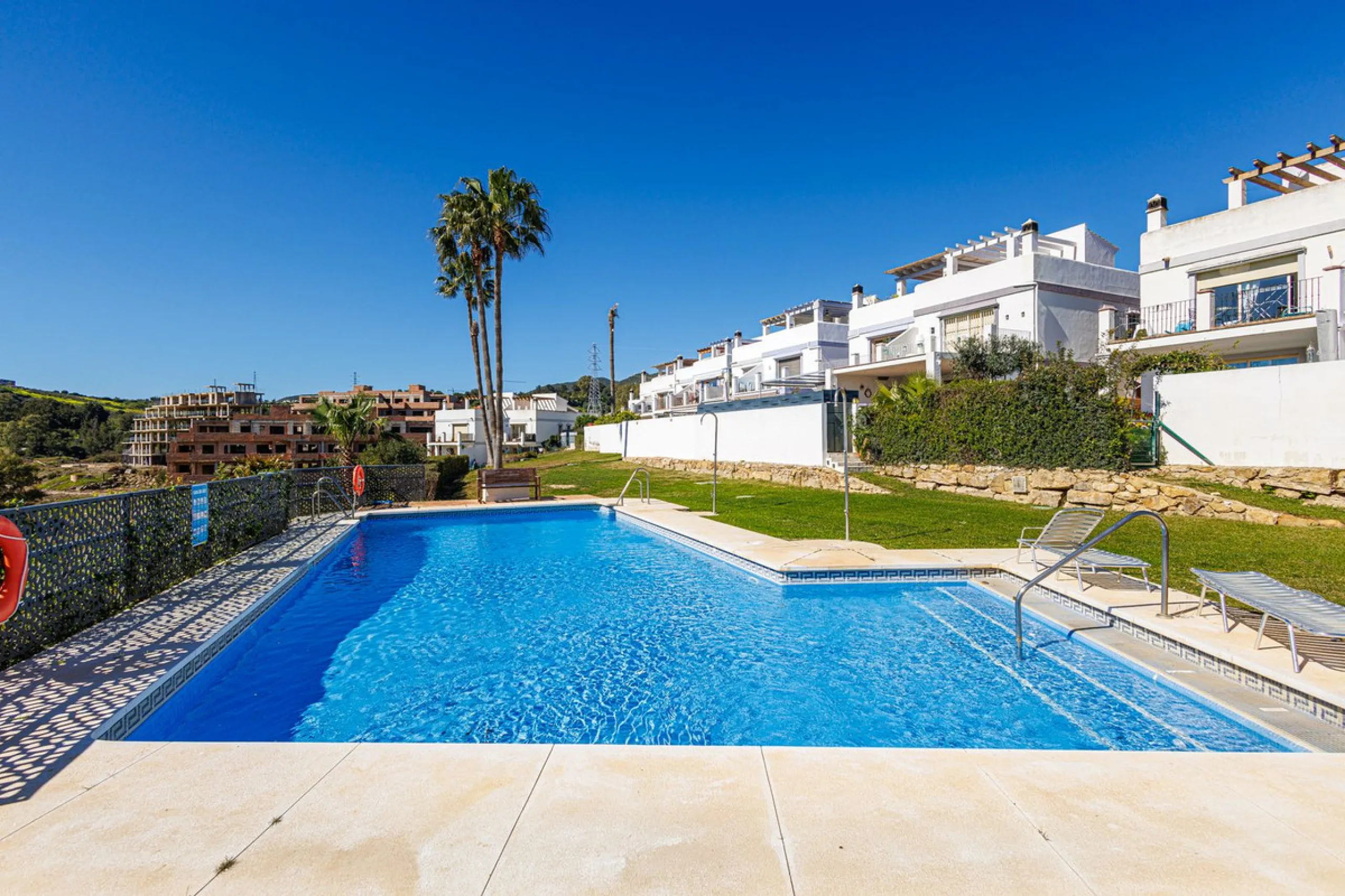 This beautiful and spacious corner townhouse in Estepona located in the heart of the Estepona Golf course offers panoramic views of the Mediterranean Sea and the mountains of the Sierra de Bermeja. The project near Estepona golf is just 5 minutes drive fr