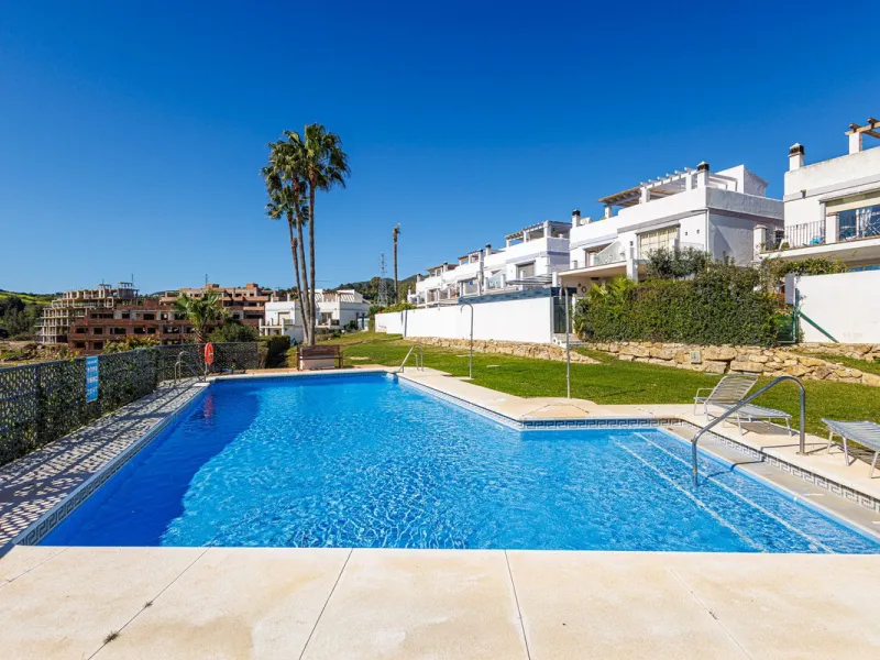 This beautiful and spacious corner townhouse in Estepona located in the heart of the Estepona Golf course offers panoramic views of the Mediterranean Sea and the mountains of the Sierra de Bermeja. The project near Estepona golf is just 5 minutes drive fr
