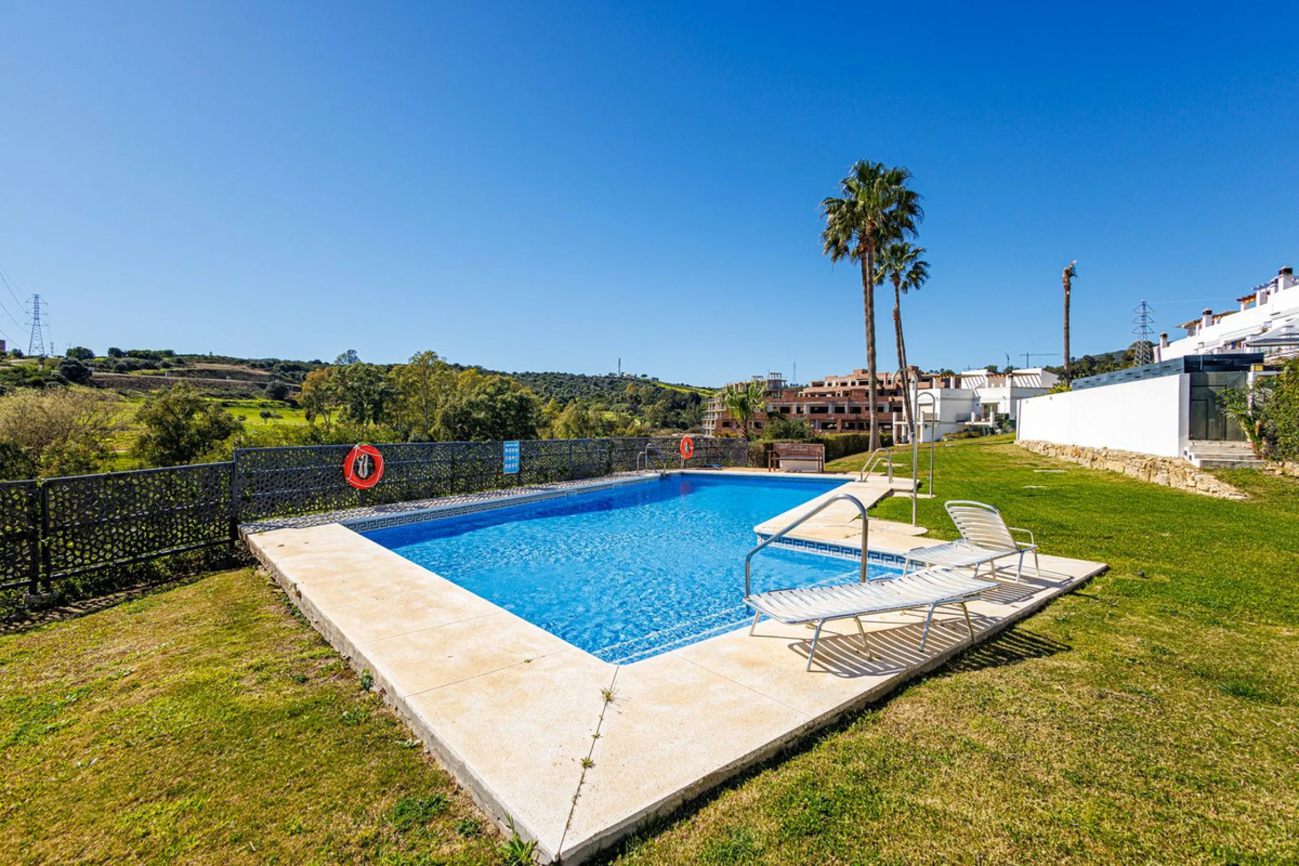 This beautiful and spacious corner townhouse in Estepona located in the heart of the Estepona Golf course offers panoramic views of the Mediterranean Sea and the mountains of the Sierra de Bermeja. The project near Estepona golf is just 5 minutes drive fr