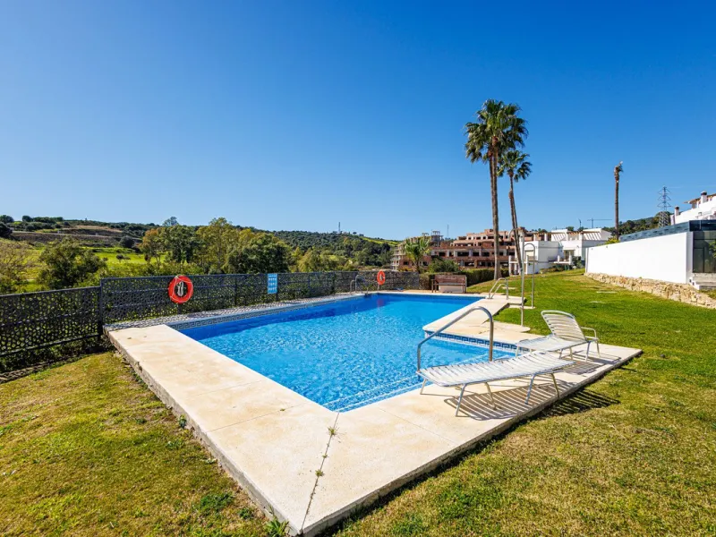 This beautiful and spacious corner townhouse in Estepona located in the heart of the Estepona Golf course offers panoramic views of the Mediterranean Sea and the mountains of the Sierra de Bermeja. The project near Estepona golf is just 5 minutes drive fr
