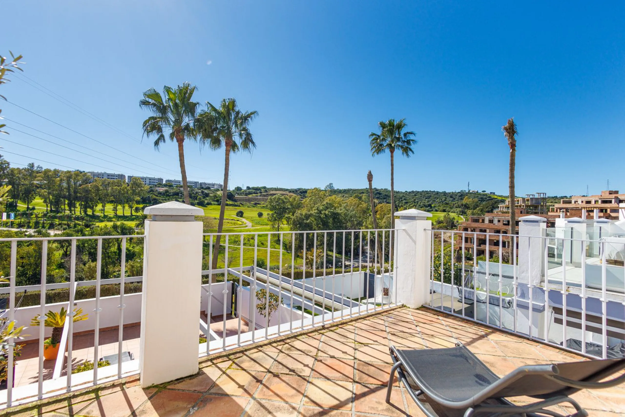 This beautiful and spacious corner townhouse in Estepona located in the heart of the Estepona Golf course offers panoramic views of the Mediterranean Sea and the mountains of the Sierra de Bermeja. The project near Estepona golf is just 5 minutes drive fr