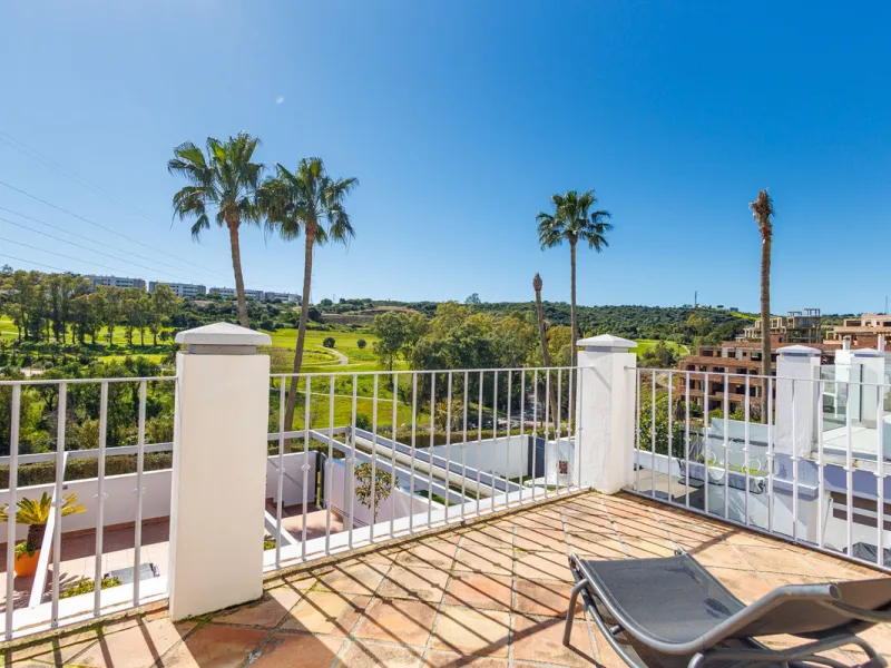 This beautiful and spacious corner townhouse in Estepona located in the heart of the Estepona Golf course offers panoramic views of the Mediterranean Sea and the mountains of the Sierra de Bermeja. The project near Estepona golf is just 5 minutes drive fr