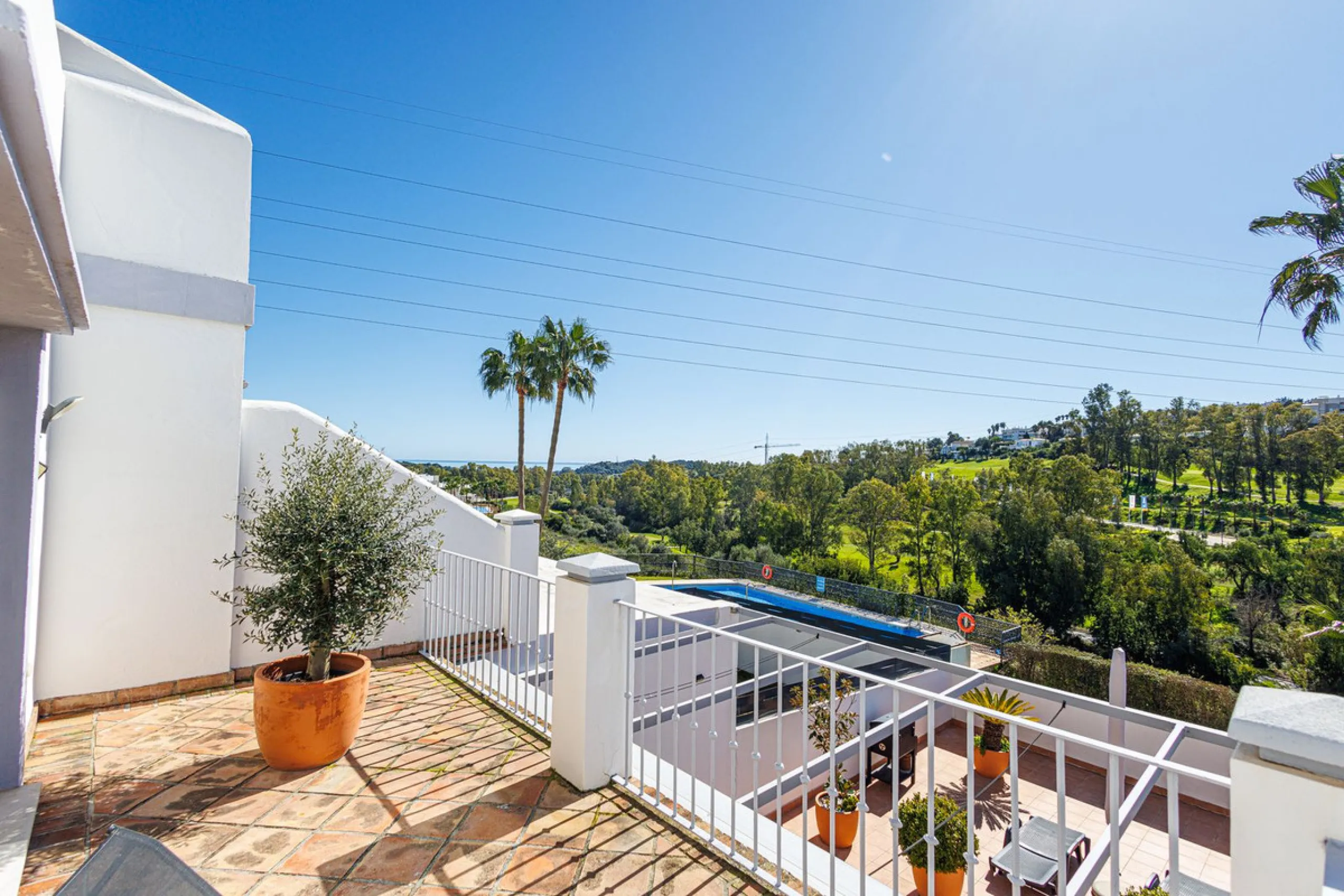 This beautiful and spacious corner townhouse in Estepona located in the heart of the Estepona Golf course offers panoramic views of the Mediterranean Sea and the mountains of the Sierra de Bermeja. The project near Estepona golf is just 5 minutes drive fr