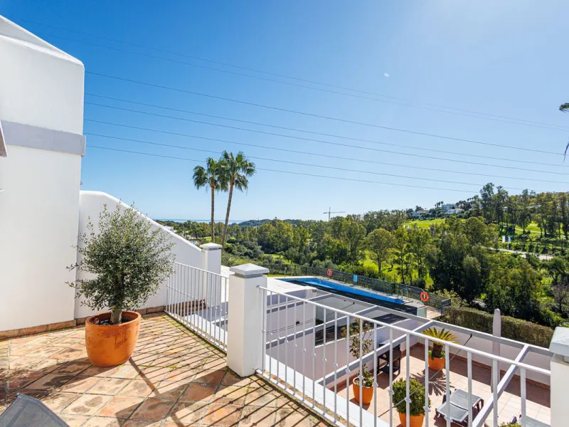 This beautiful and spacious corner townhouse in Estepona located in the heart of the Estepona Golf course offers panoramic views of the Mediterranean Sea and the mountains of the Sierra de Bermeja. The project near Estepona golf is just 5 minutes drive fr