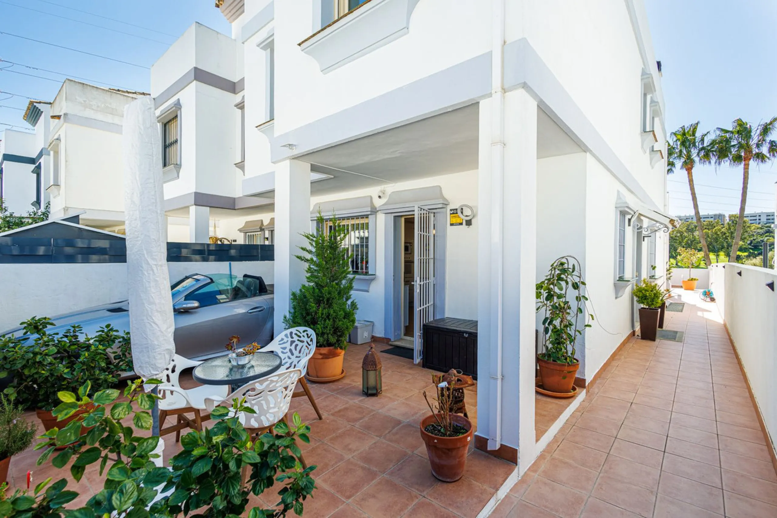 This beautiful and spacious corner townhouse in Estepona located in the heart of the Estepona Golf course offers panoramic views of the Mediterranean Sea and the mountains of the Sierra de Bermeja. The project near Estepona golf is just 5 minutes drive fr
