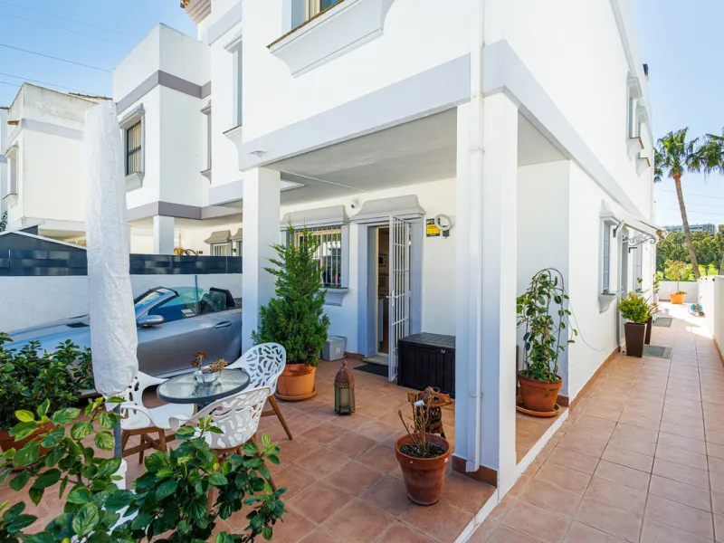This beautiful and spacious corner townhouse in Estepona located in the heart of the Estepona Golf course offers panoramic views of the Mediterranean Sea and the mountains of the Sierra de Bermeja. The project near Estepona golf is just 5 minutes drive fr