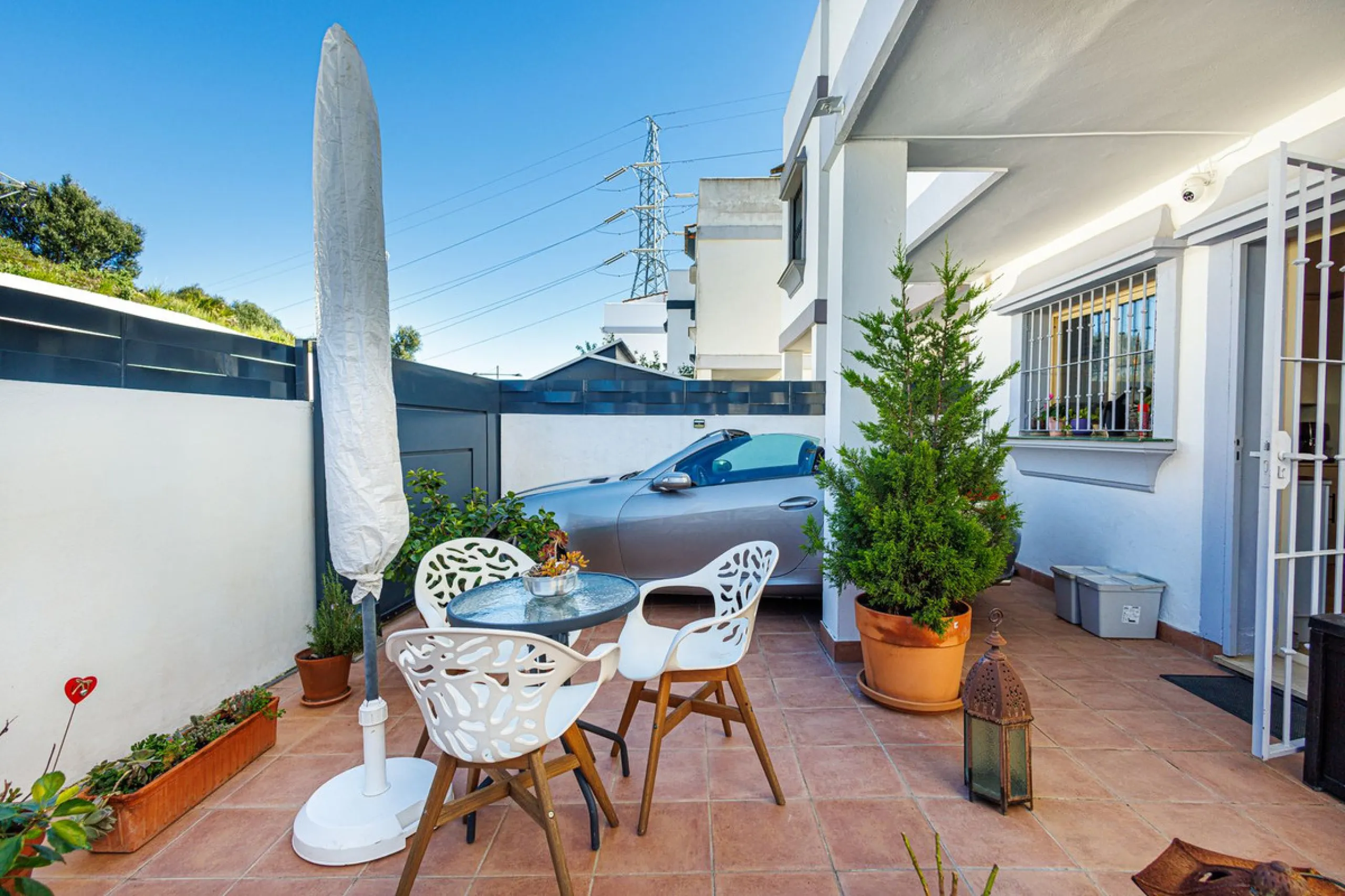 This beautiful and spacious corner townhouse in Estepona located in the heart of the Estepona Golf course offers panoramic views of the Mediterranean Sea and the mountains of the Sierra de Bermeja. The project near Estepona golf is just 5 minutes drive fr