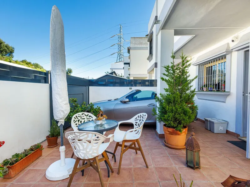 This beautiful and spacious corner townhouse in Estepona located in the heart of the Estepona Golf course offers panoramic views of the Mediterranean Sea and the mountains of the Sierra de Bermeja. The project near Estepona golf is just 5 minutes drive fr