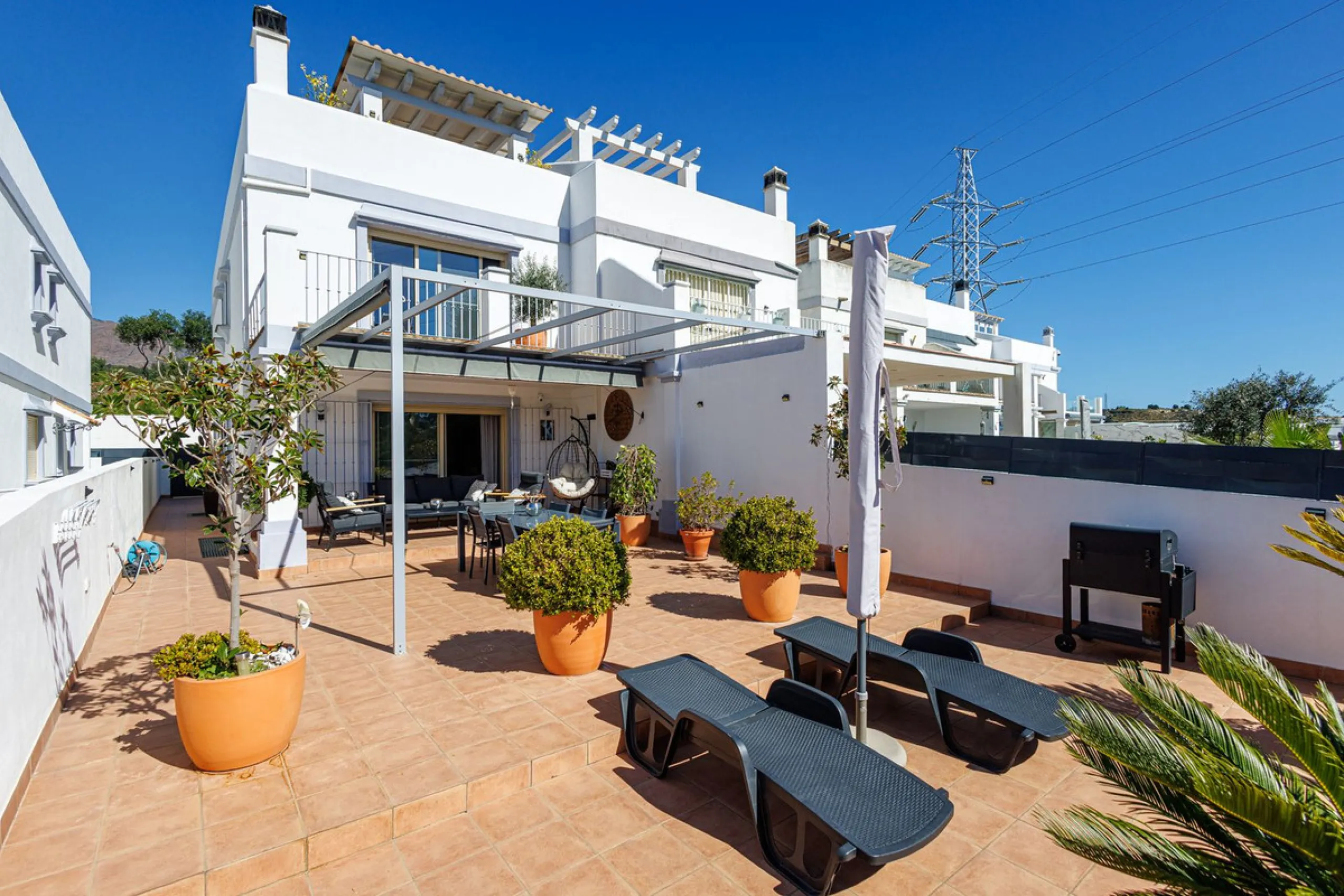 This beautiful and spacious corner townhouse in Estepona located in the heart of the Estepona Golf course offers panoramic views of the Mediterranean Sea and the mountains of the Sierra de Bermeja. The project near Estepona golf is just 5 minutes drive fr