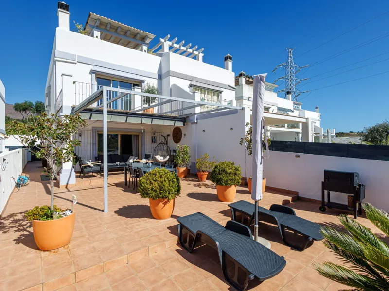 This beautiful and spacious corner townhouse in Estepona located in the heart of the Estepona Golf course offers panoramic views of the Mediterranean Sea and the mountains of the Sierra de Bermeja. The project near Estepona golf is just 5 minutes drive fr