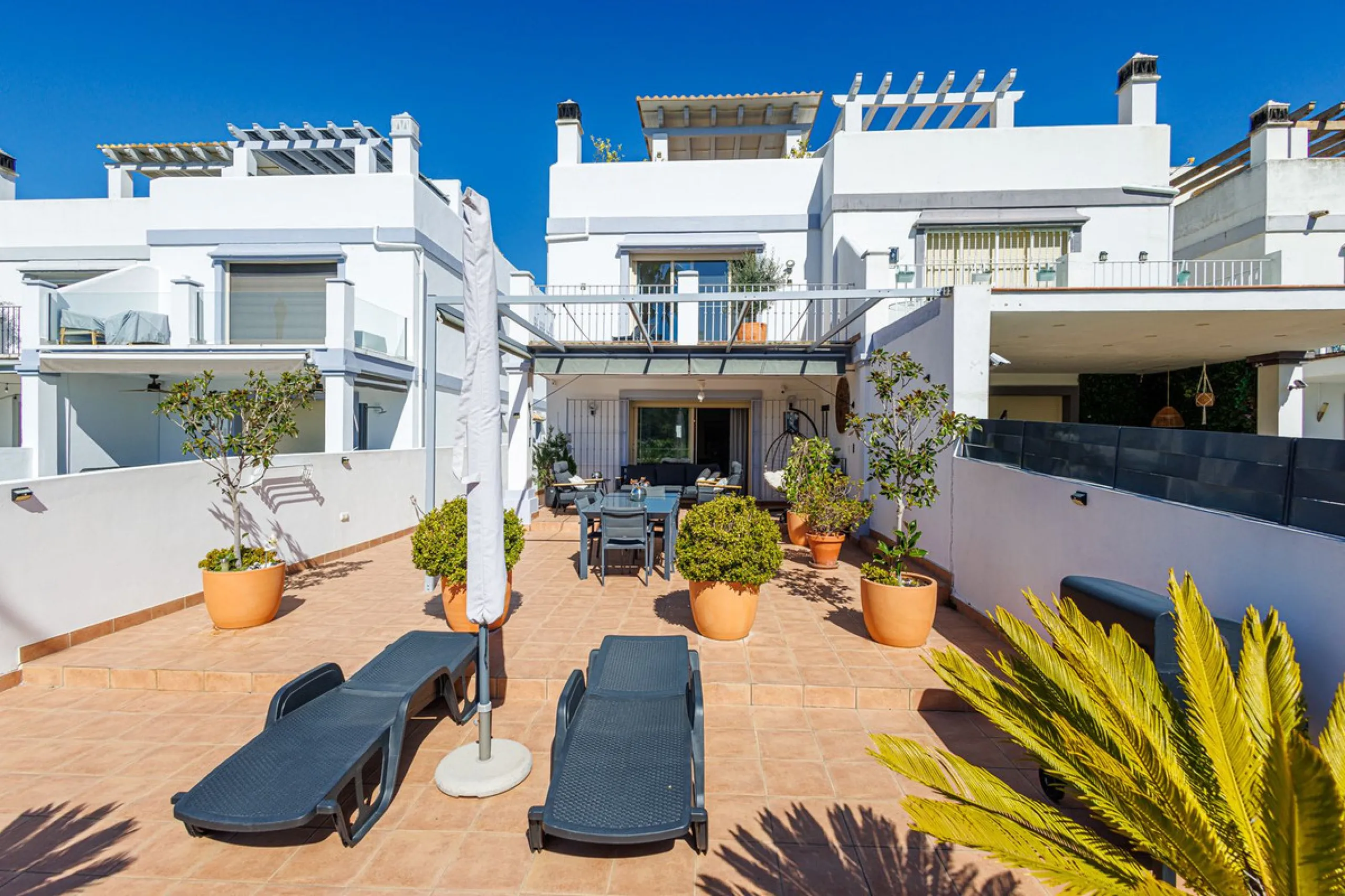 This beautiful and spacious corner townhouse in Estepona located in the heart of the Estepona Golf course offers panoramic views of the Mediterranean Sea and the mountains of the Sierra de Bermeja. The project near Estepona golf is just 5 minutes drive fr