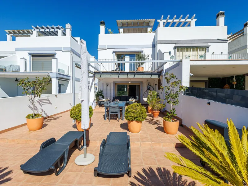 This beautiful and spacious corner townhouse in Estepona located in the heart of the Estepona Golf course offers panoramic views of the Mediterranean Sea and the mountains of the Sierra de Bermeja. The project near Estepona golf is just 5 minutes drive fr