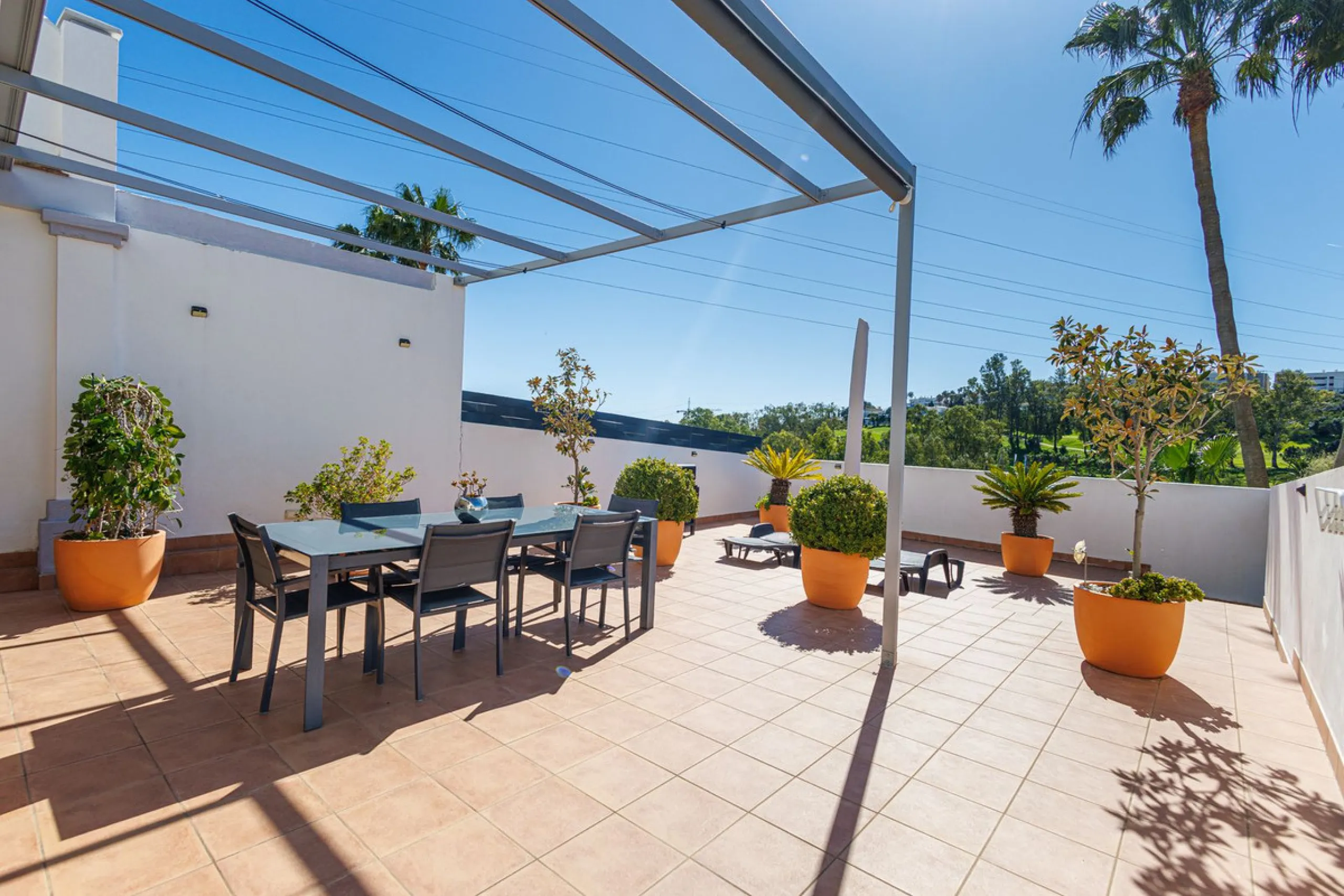 This beautiful and spacious corner townhouse in Estepona located in the heart of the Estepona Golf course offers panoramic views of the Mediterranean Sea and the mountains of the Sierra de Bermeja. The project near Estepona golf is just 5 minutes drive fr