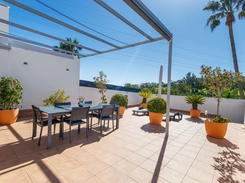This beautiful and spacious corner townhouse in Estepona located in the heart of the Estepona Golf course offers panoramic views of the Mediterranean Sea and the mountains of the Sierra de Bermeja. The project near Estepona golf is just 5 minutes drive fr