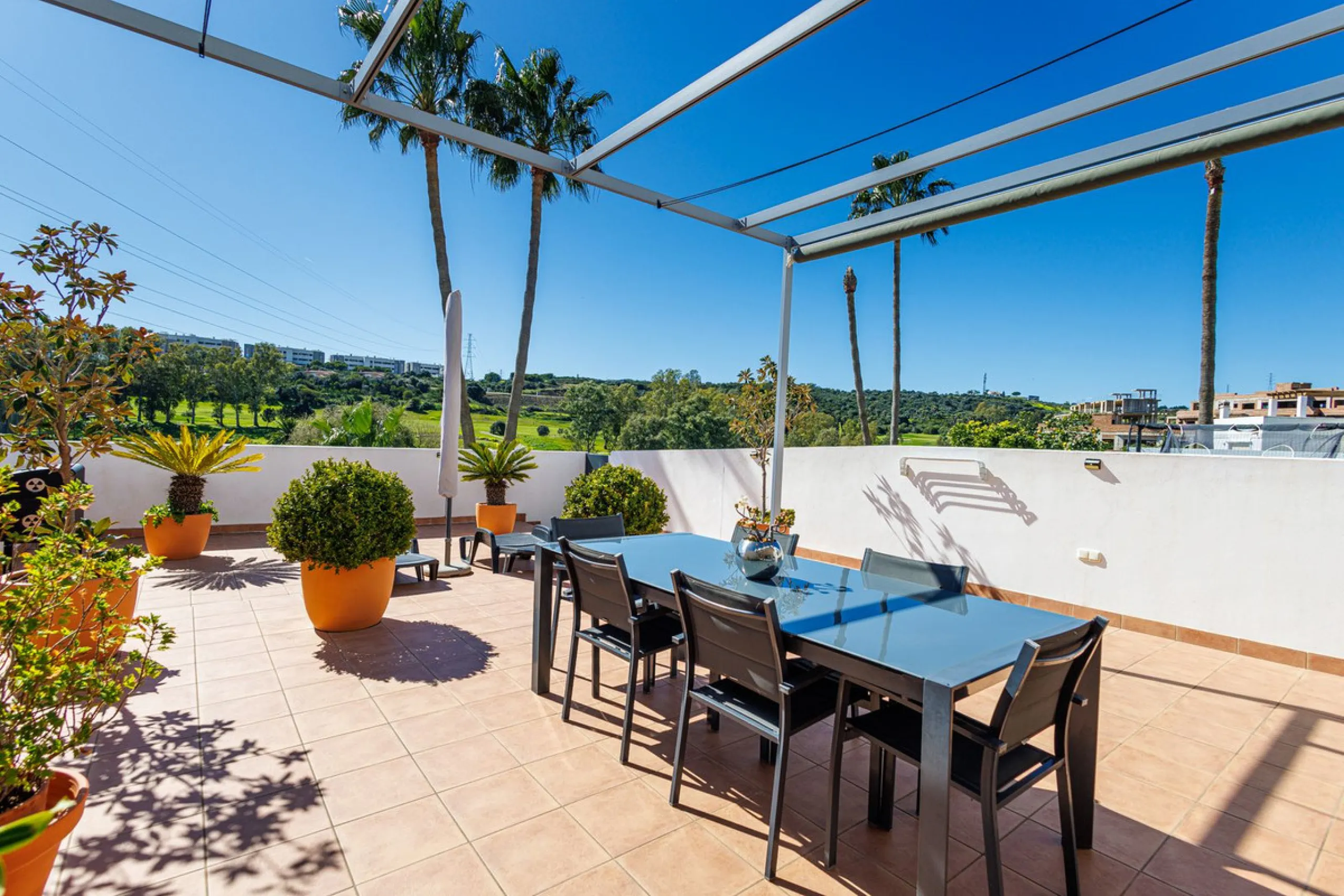 This beautiful and spacious corner townhouse in Estepona located in the heart of the Estepona Golf course offers panoramic views of the Mediterranean Sea and the mountains of the Sierra de Bermeja. The project near Estepona golf is just 5 minutes drive fr