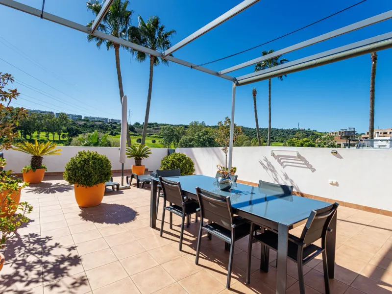 This beautiful and spacious corner townhouse in Estepona located in the heart of the Estepona Golf course offers panoramic views of the Mediterranean Sea and the mountains of the Sierra de Bermeja. The project near Estepona golf is just 5 minutes drive fr