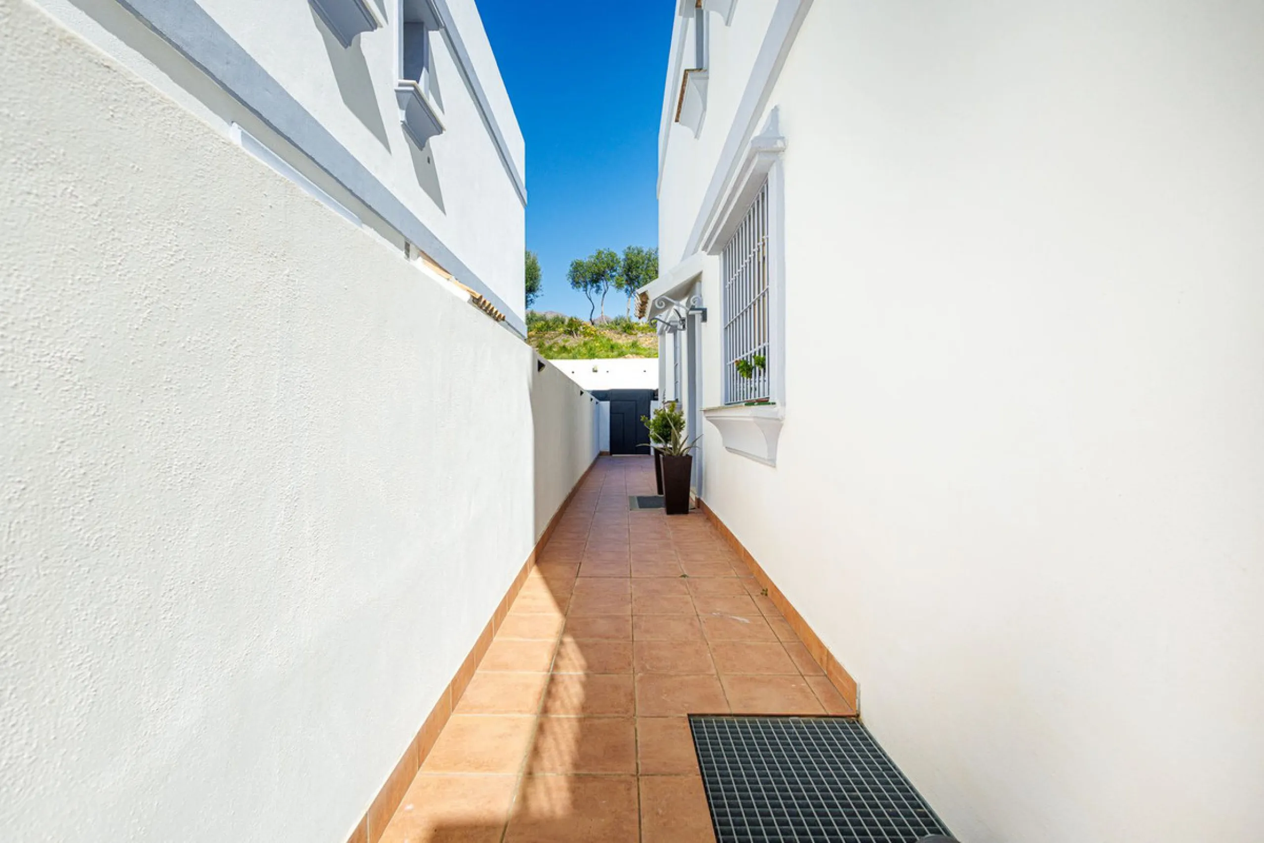 This beautiful and spacious corner townhouse in Estepona located in the heart of the Estepona Golf course offers panoramic views of the Mediterranean Sea and the mountains of the Sierra de Bermeja. The project near Estepona golf is just 5 minutes drive fr