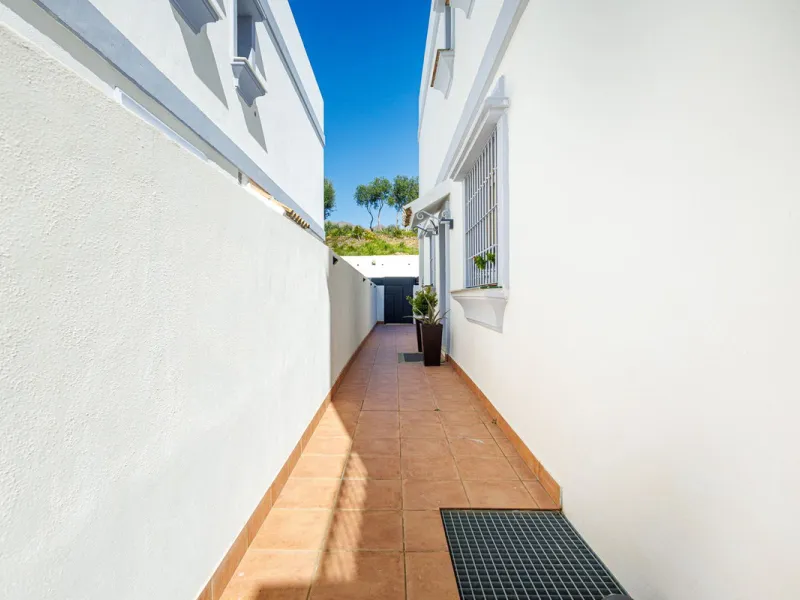 This beautiful and spacious corner townhouse in Estepona located in the heart of the Estepona Golf course offers panoramic views of the Mediterranean Sea and the mountains of the Sierra de Bermeja. The project near Estepona golf is just 5 minutes drive fr