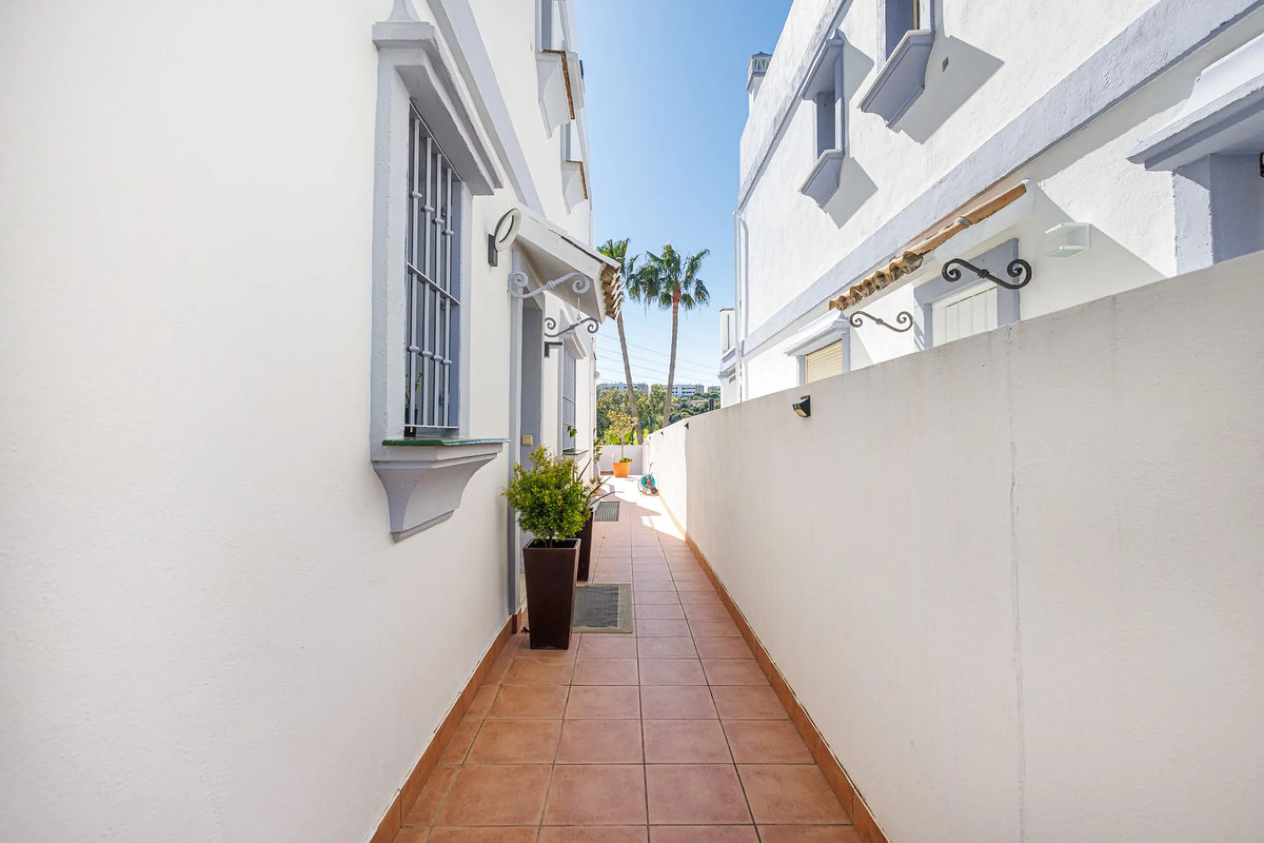 This beautiful and spacious corner townhouse in Estepona located in the heart of the Estepona Golf course offers panoramic views of the Mediterranean Sea and the mountains of the Sierra de Bermeja. The project near Estepona golf is just 5 minutes drive fr