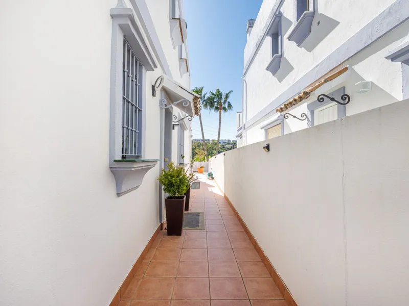 This beautiful and spacious corner townhouse in Estepona located in the heart of the Estepona Golf course offers panoramic views of the Mediterranean Sea and the mountains of the Sierra de Bermeja. The project near Estepona golf is just 5 minutes drive fr