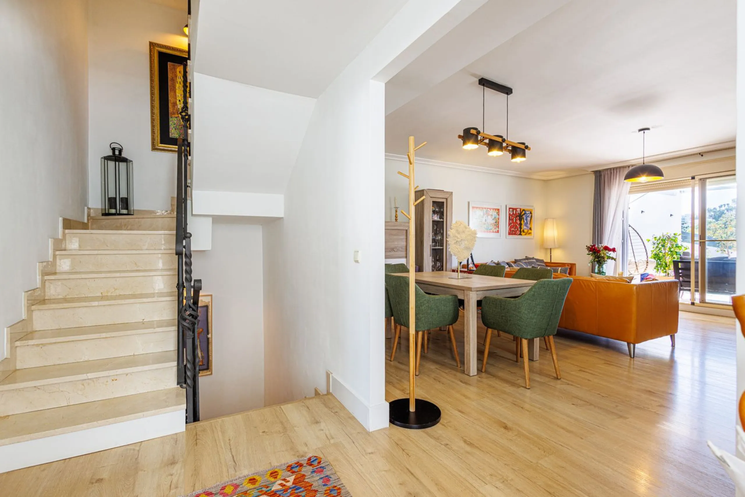 This beautiful and spacious corner townhouse in Estepona located in the heart of the Estepona Golf course offers panoramic views of the Mediterranean Sea and the mountains of the Sierra de Bermeja. The project near Estepona golf is just 5 minutes drive fr