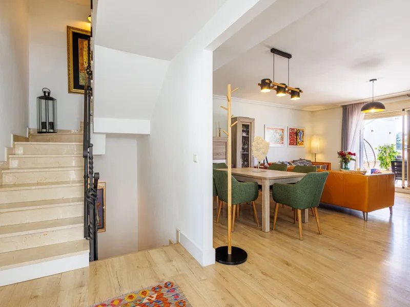 This beautiful and spacious corner townhouse in Estepona located in the heart of the Estepona Golf course offers panoramic views of the Mediterranean Sea and the mountains of the Sierra de Bermeja. The project near Estepona golf is just 5 minutes drive fr