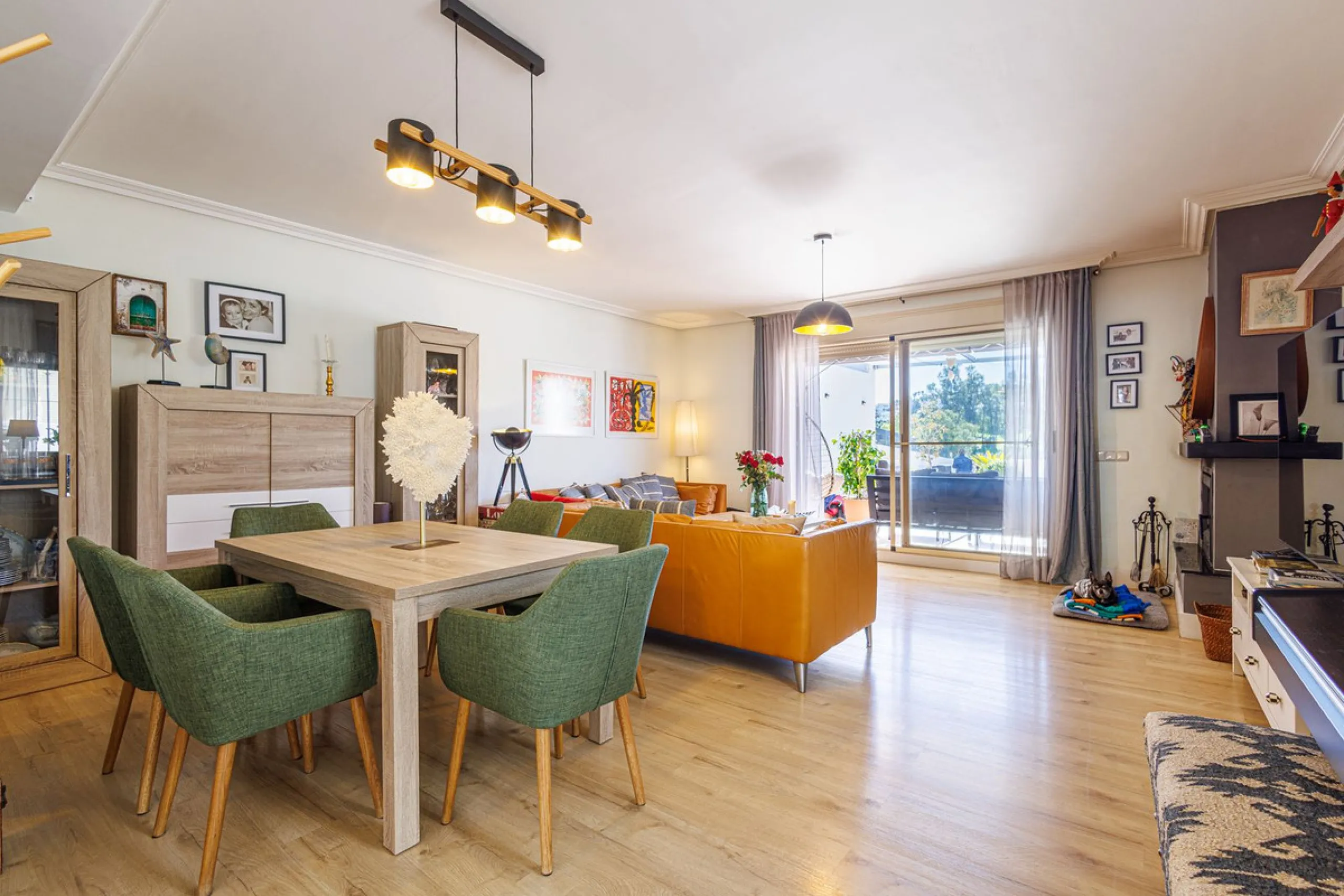 This beautiful and spacious corner townhouse in Estepona located in the heart of the Estepona Golf course offers panoramic views of the Mediterranean Sea and the mountains of the Sierra de Bermeja. The project near Estepona golf is just 5 minutes drive fr
