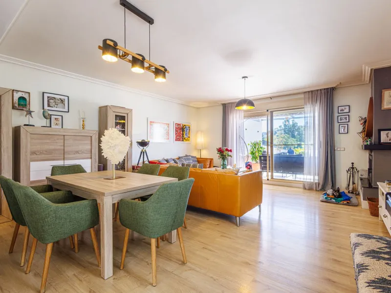 This beautiful and spacious corner townhouse in Estepona located in the heart of the Estepona Golf course offers panoramic views of the Mediterranean Sea and the mountains of the Sierra de Bermeja. The project near Estepona golf is just 5 minutes drive fr