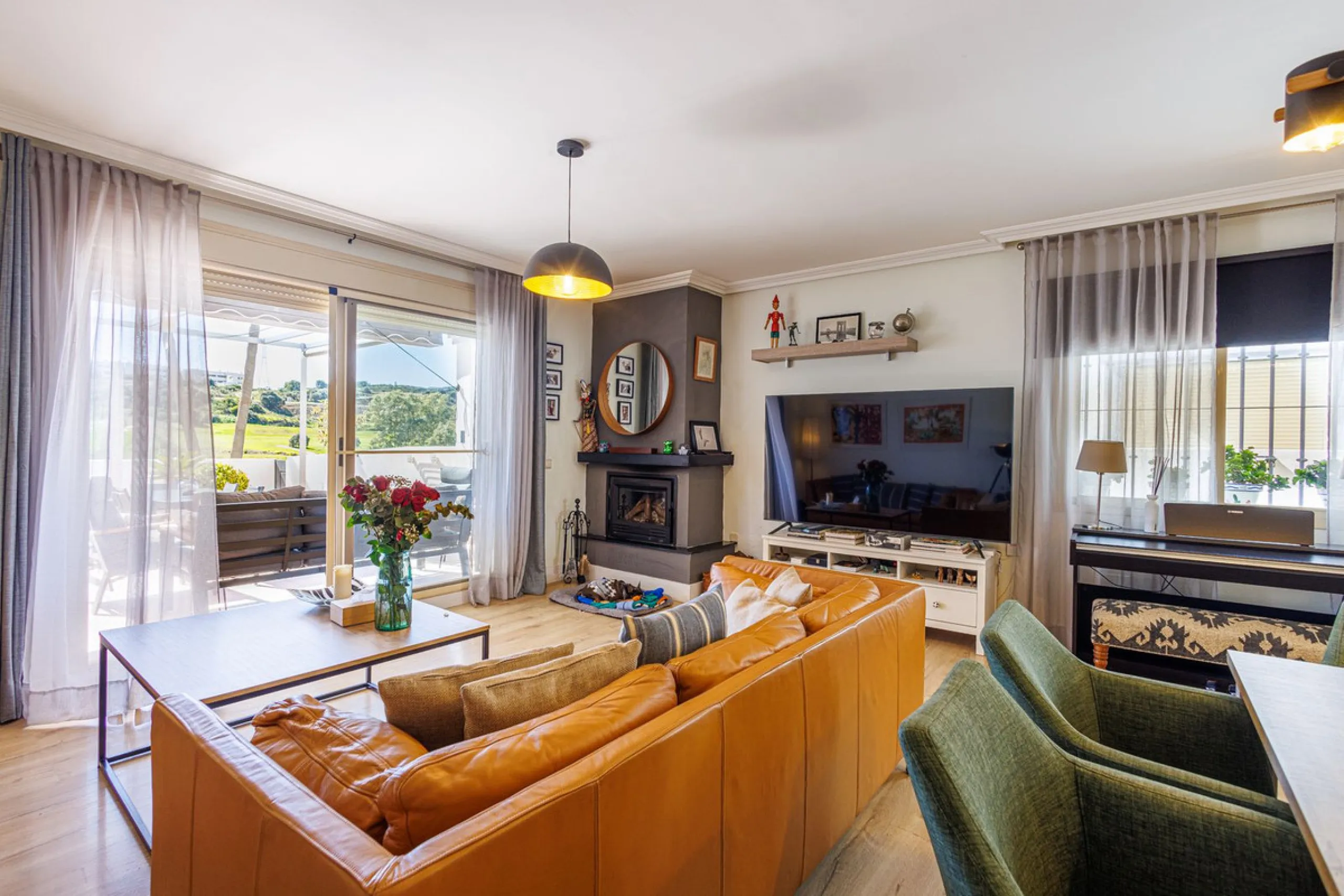 This beautiful and spacious corner townhouse in Estepona located in the heart of the Estepona Golf course offers panoramic views of the Mediterranean Sea and the mountains of the Sierra de Bermeja. The project near Estepona golf is just 5 minutes drive fr