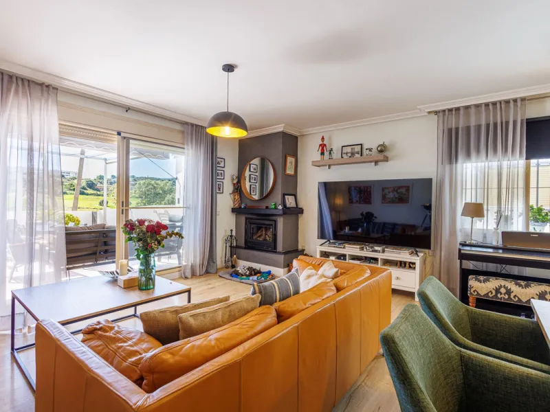 This beautiful and spacious corner townhouse in Estepona located in the heart of the Estepona Golf course offers panoramic views of the Mediterranean Sea and the mountains of the Sierra de Bermeja. The project near Estepona golf is just 5 minutes drive fr