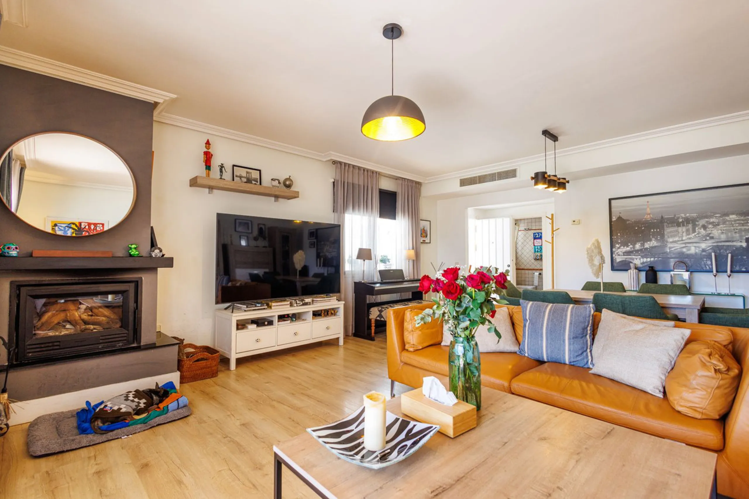 This beautiful and spacious corner townhouse in Estepona located in the heart of the Estepona Golf course offers panoramic views of the Mediterranean Sea and the mountains of the Sierra de Bermeja. The project near Estepona golf is just 5 minutes drive fr