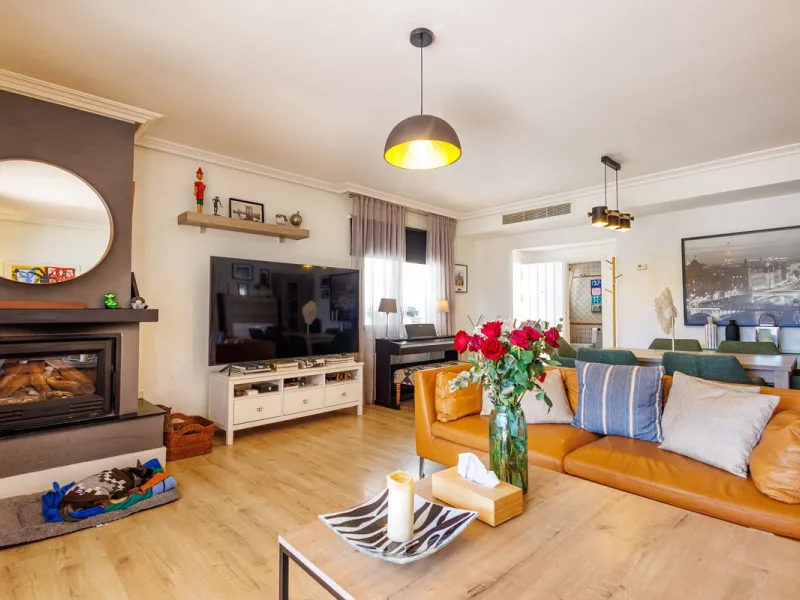 This beautiful and spacious corner townhouse in Estepona located in the heart of the Estepona Golf course offers panoramic views of the Mediterranean Sea and the mountains of the Sierra de Bermeja. The project near Estepona golf is just 5 minutes drive fr