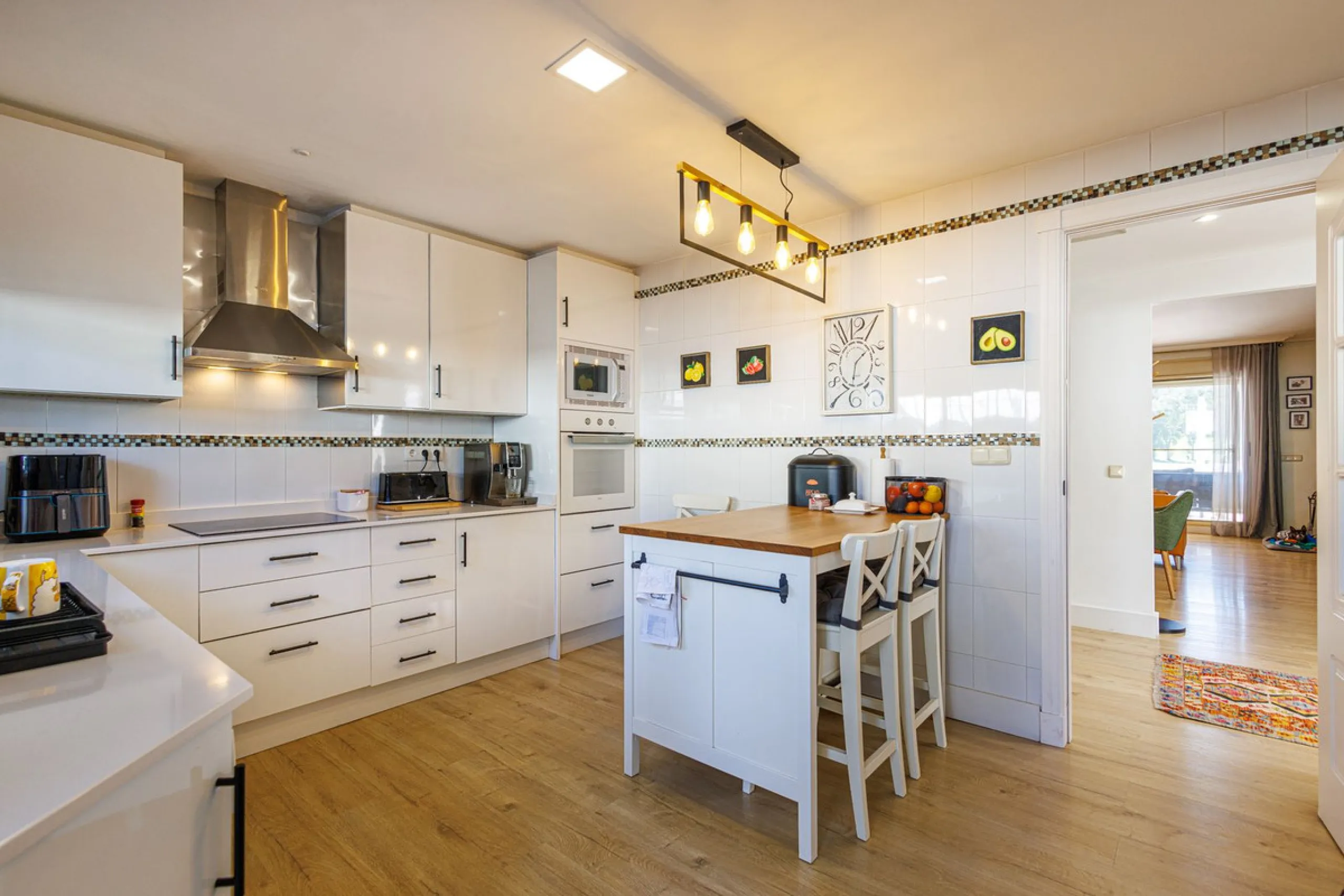 This beautiful and spacious corner townhouse in Estepona located in the heart of the Estepona Golf course offers panoramic views of the Mediterranean Sea and the mountains of the Sierra de Bermeja. The project near Estepona golf is just 5 minutes drive fr