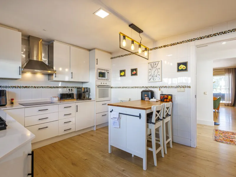 This beautiful and spacious corner townhouse in Estepona located in the heart of the Estepona Golf course offers panoramic views of the Mediterranean Sea and the mountains of the Sierra de Bermeja. The project near Estepona golf is just 5 minutes drive fr