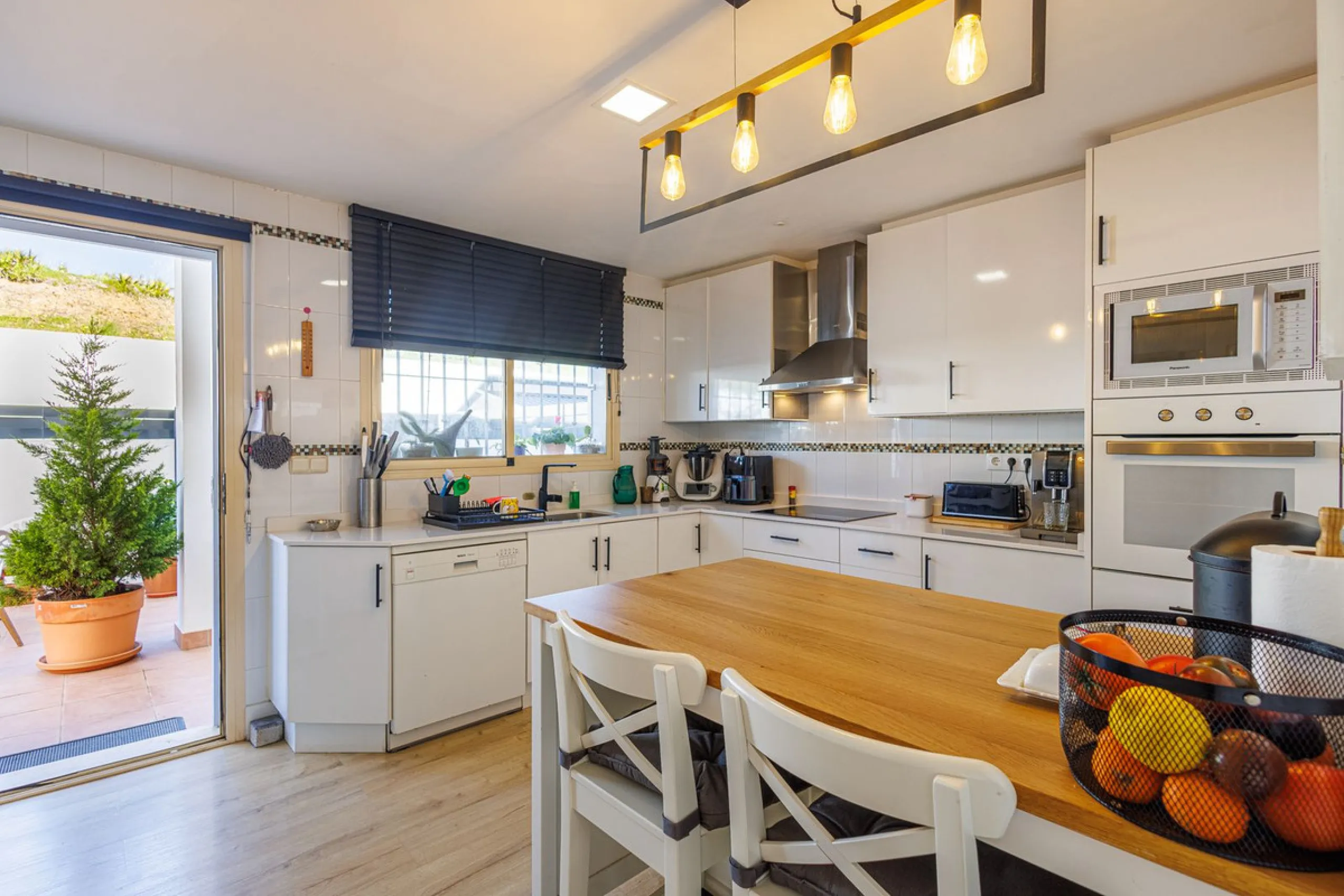 This beautiful and spacious corner townhouse in Estepona located in the heart of the Estepona Golf course offers panoramic views of the Mediterranean Sea and the mountains of the Sierra de Bermeja. The project near Estepona golf is just 5 minutes drive fr