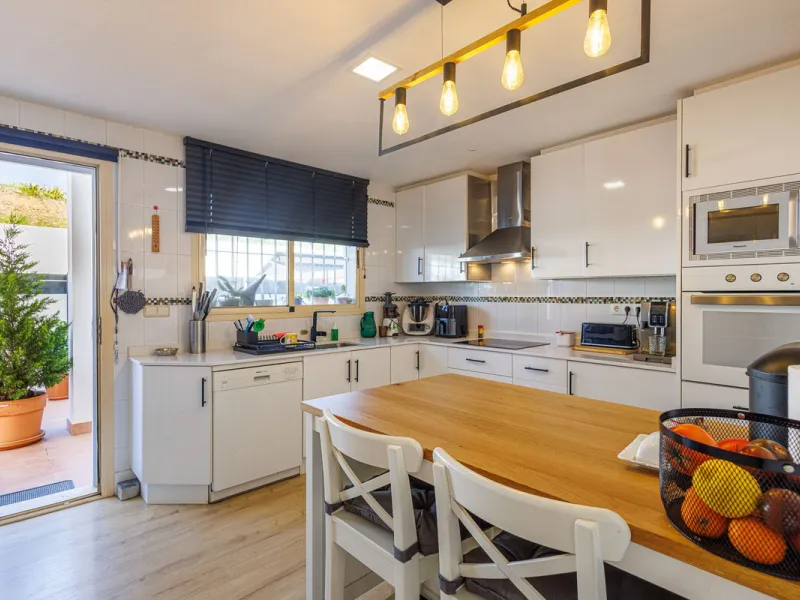 This beautiful and spacious corner townhouse in Estepona located in the heart of the Estepona Golf course offers panoramic views of the Mediterranean Sea and the mountains of the Sierra de Bermeja. The project near Estepona golf is just 5 minutes drive fr