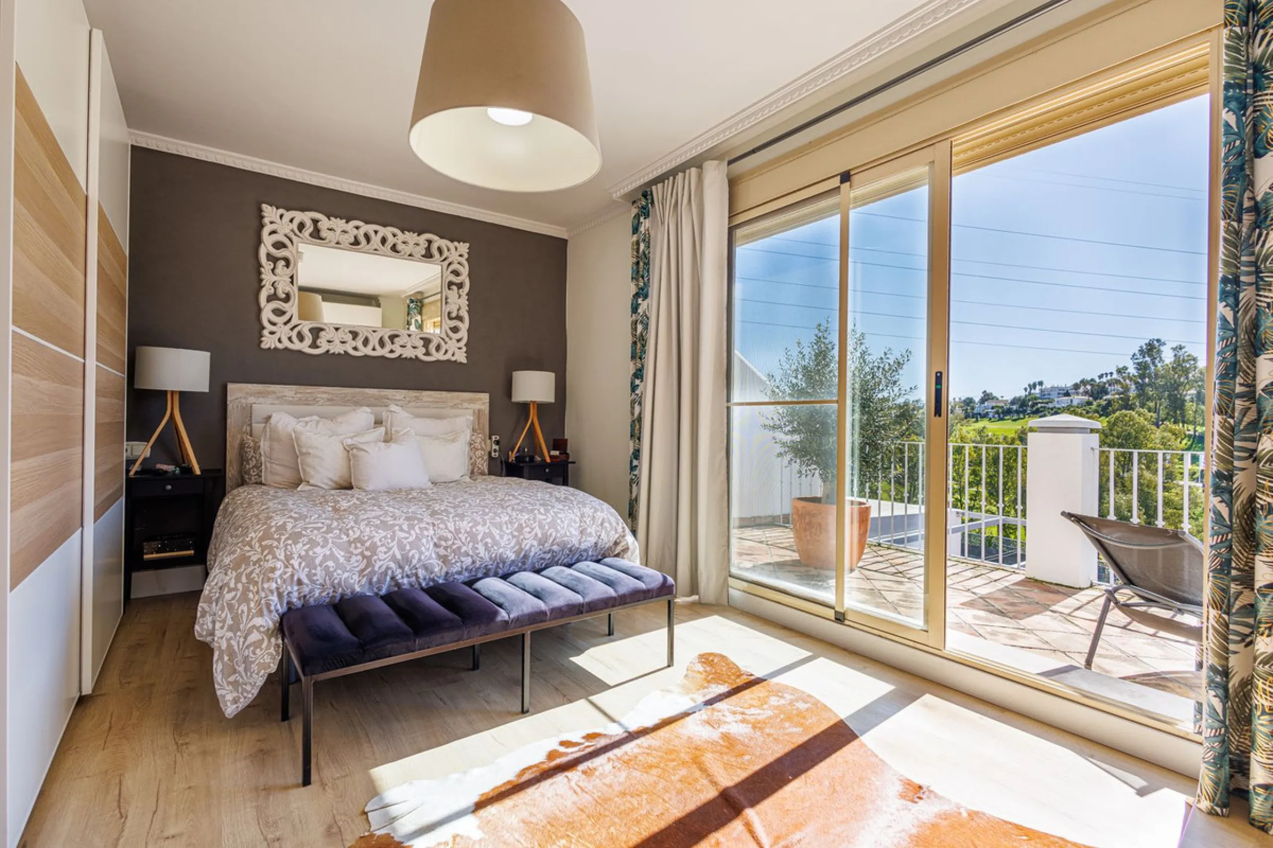 This beautiful and spacious corner townhouse in Estepona located in the heart of the Estepona Golf course offers panoramic views of the Mediterranean Sea and the mountains of the Sierra de Bermeja. The project near Estepona golf is just 5 minutes drive fr