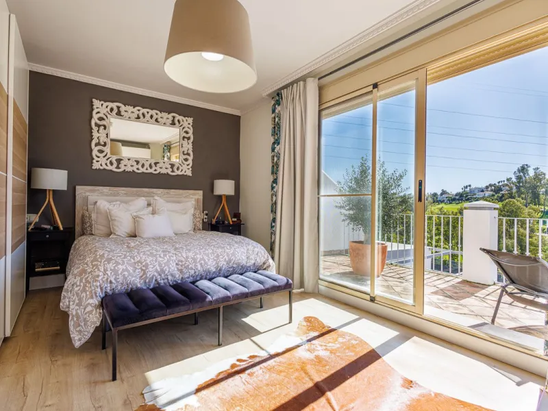 This beautiful and spacious corner townhouse in Estepona located in the heart of the Estepona Golf course offers panoramic views of the Mediterranean Sea and the mountains of the Sierra de Bermeja. The project near Estepona golf is just 5 minutes drive fr