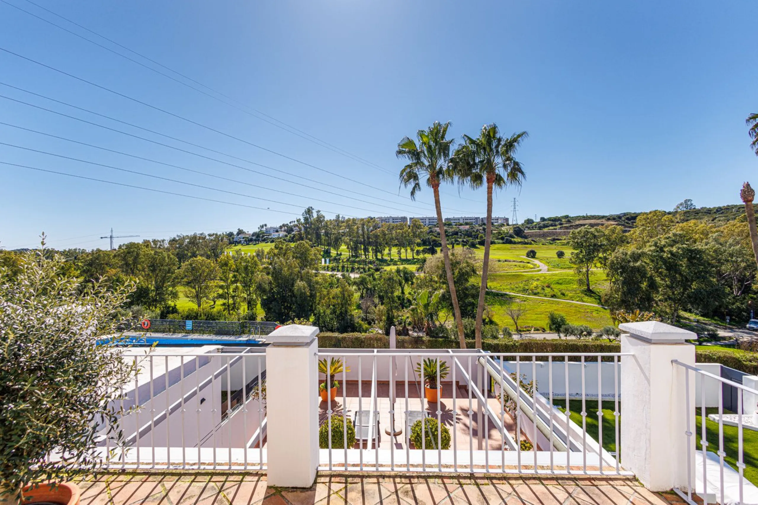 This beautiful and spacious corner townhouse in Estepona located in the heart of the Estepona Golf course offers panoramic views of the Mediterranean Sea and the mountains of the Sierra de Bermeja. The project near Estepona golf is just 5 minutes drive fr