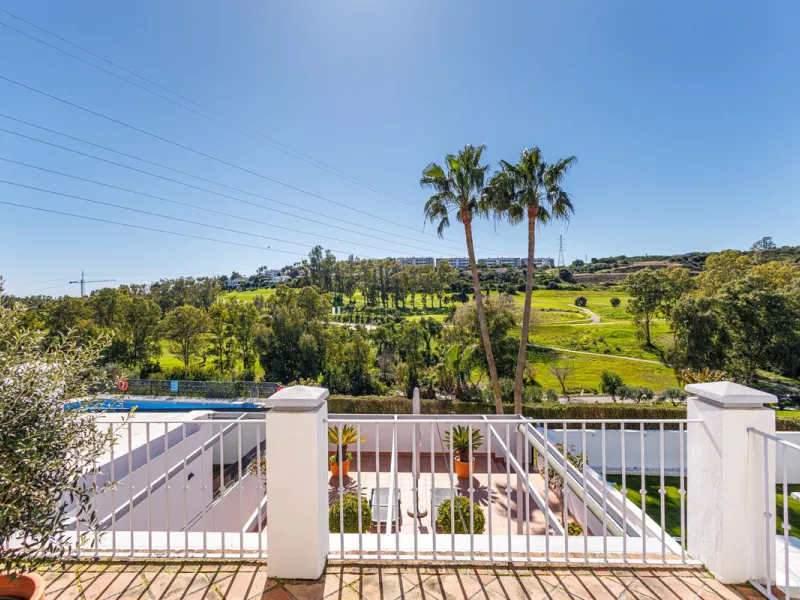 This beautiful and spacious corner townhouse in Estepona located in the heart of the Estepona Golf course offers panoramic views of the Mediterranean Sea and the mountains of the Sierra de Bermeja. The project near Estepona golf is just 5 minutes drive fr