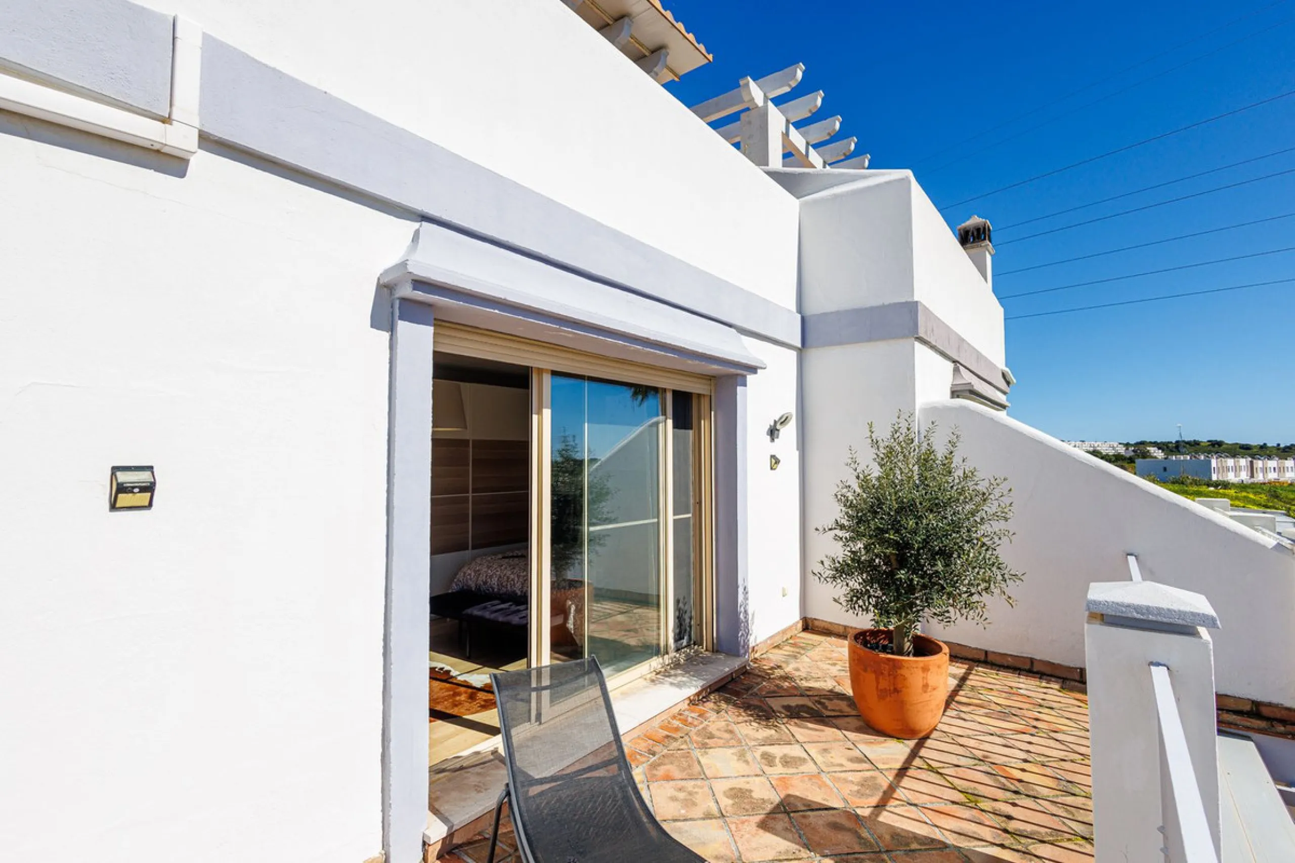 This beautiful and spacious corner townhouse in Estepona located in the heart of the Estepona Golf course offers panoramic views of the Mediterranean Sea and the mountains of the Sierra de Bermeja. The project near Estepona golf is just 5 minutes drive fr