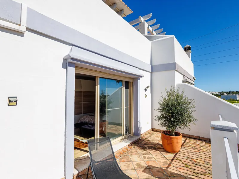 This beautiful and spacious corner townhouse in Estepona located in the heart of the Estepona Golf course offers panoramic views of the Mediterranean Sea and the mountains of the Sierra de Bermeja. The project near Estepona golf is just 5 minutes drive fr
