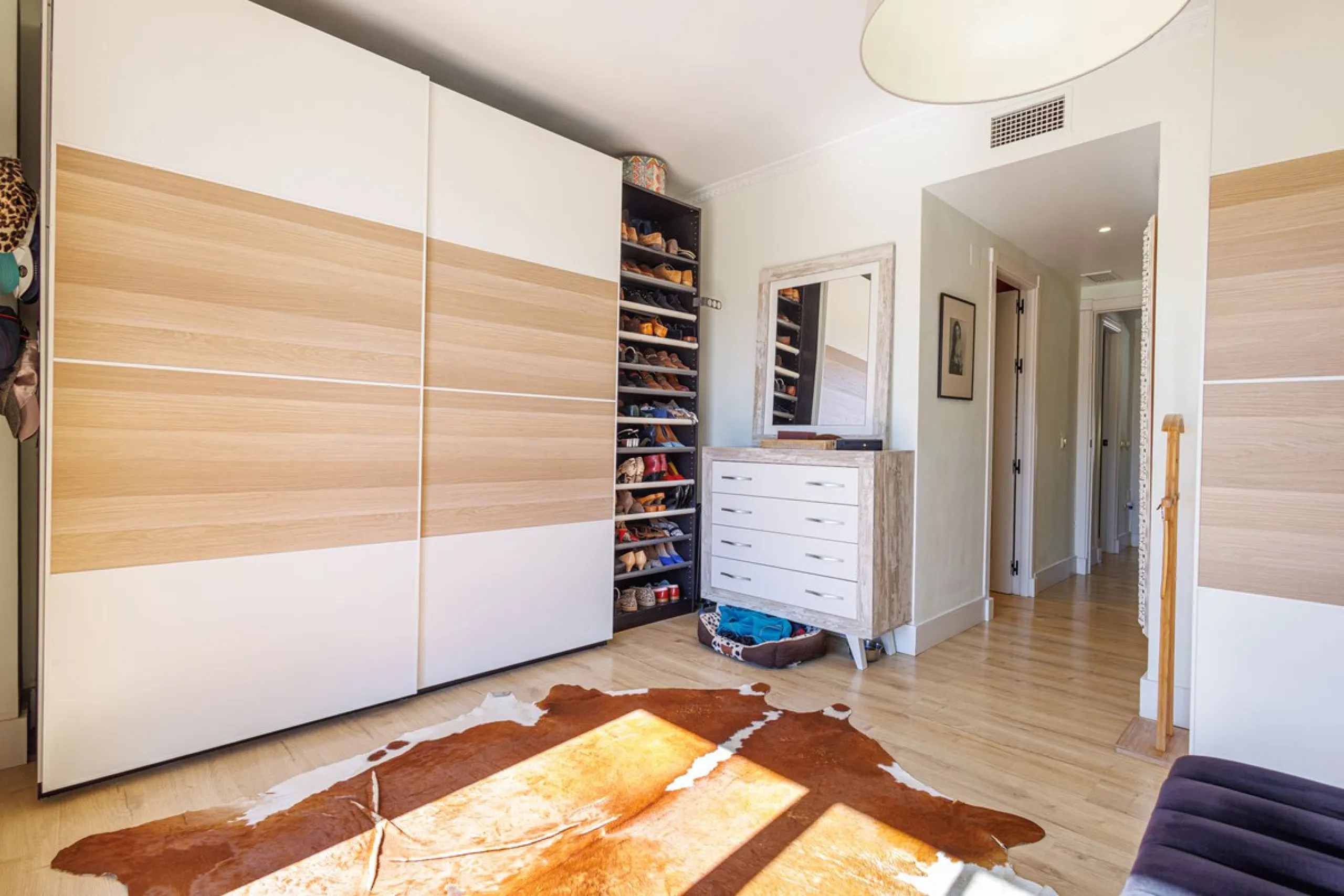 This beautiful and spacious corner townhouse in Estepona located in the heart of the Estepona Golf course offers panoramic views of the Mediterranean Sea and the mountains of the Sierra de Bermeja. The project near Estepona golf is just 5 minutes drive fr