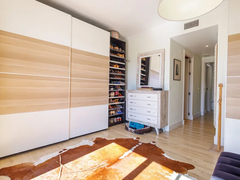 This beautiful and spacious corner townhouse in Estepona located in the heart of the Estepona Golf course offers panoramic views of the Mediterranean Sea and the mountains of the Sierra de Bermeja. The project near Estepona golf is just 5 minutes drive fr