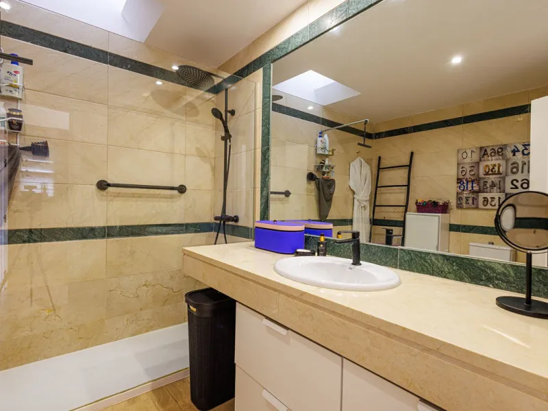 This beautiful and spacious corner townhouse in Estepona located in the heart of the Estepona Golf course offers panoramic views of the Mediterranean Sea and the mountains of the Sierra de Bermeja. The project near Estepona golf is just 5 minutes drive fr