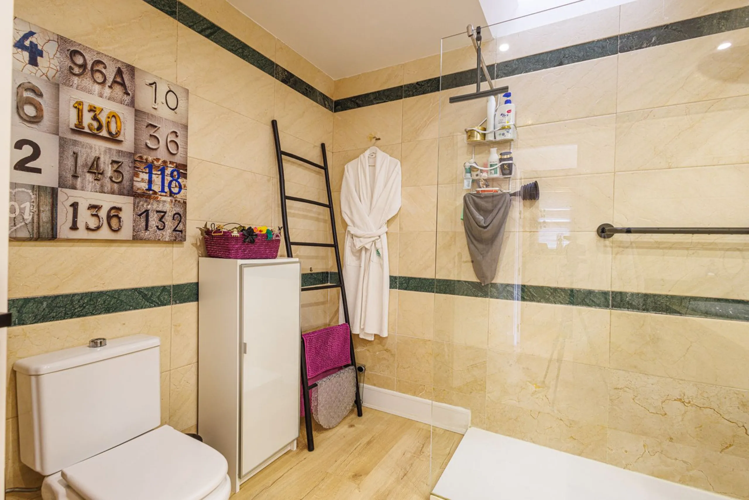 This beautiful and spacious corner townhouse in Estepona located in the heart of the Estepona Golf course offers panoramic views of the Mediterranean Sea and the mountains of the Sierra de Bermeja. The project near Estepona golf is just 5 minutes drive fr